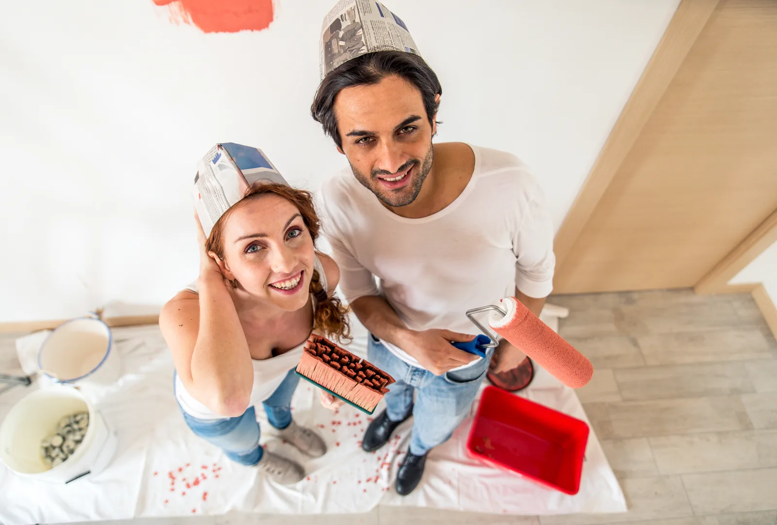 Crédit : un couple qui repeint une pièce de son logement
