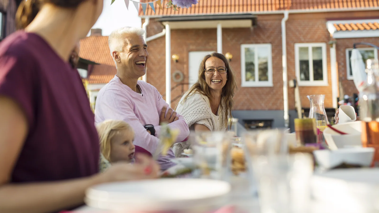 Mainlevée hypothèque : une fête de famille dans le jardin d'un quartier résidentiel