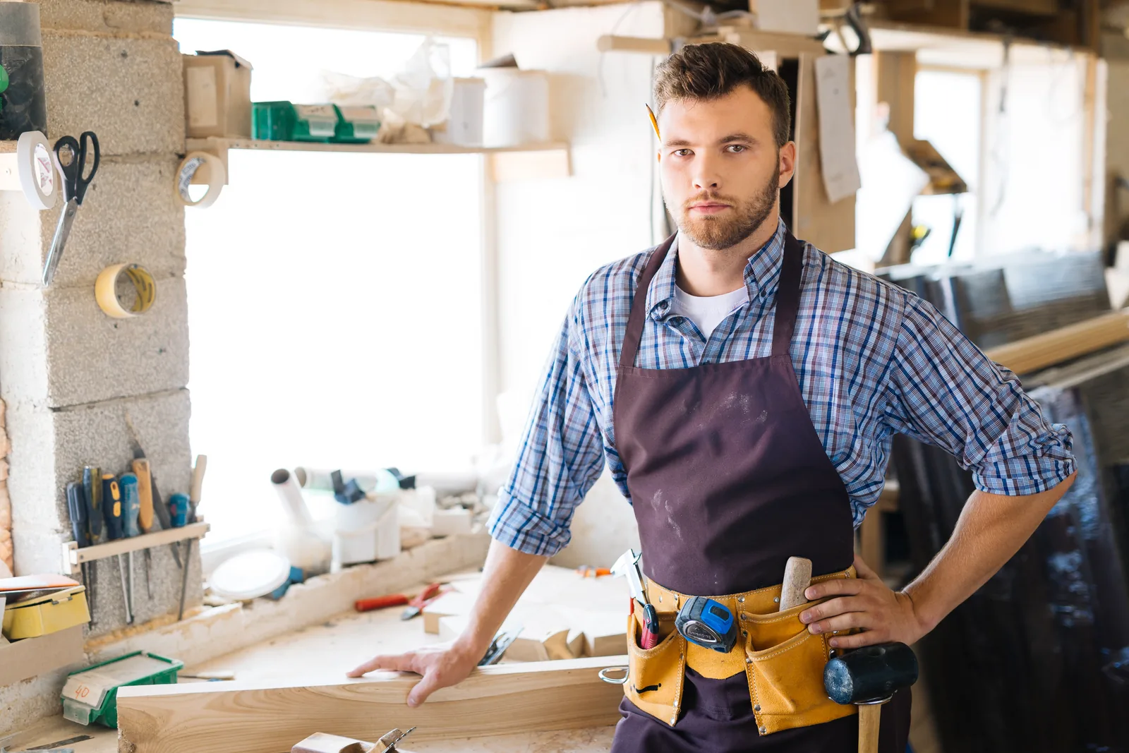 Rachat de crédit profession libérale : un artisan menuisier dans son atelier