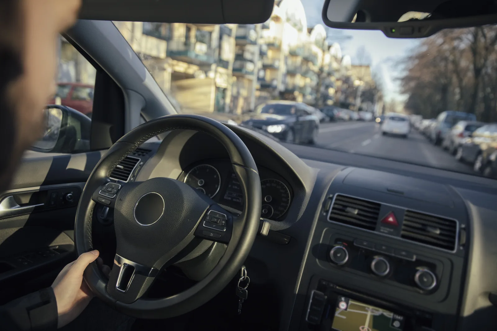 Lissage prêt : la route vue depuis l'habitacle d'une voiture
