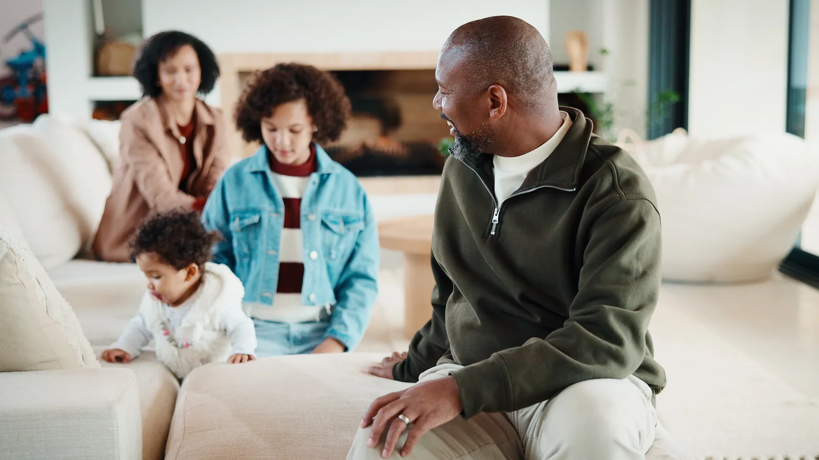 Rachat de crédit cdd : une famille réunie dans le salon d'une maison lumineuse