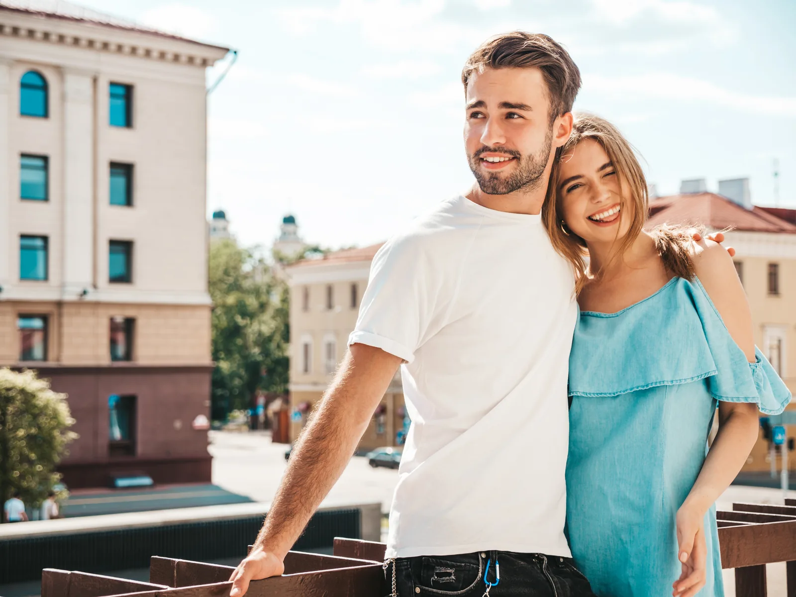 Rachat de crédit petit salaire : un couple sur le balcon ensoleillé de son appartement