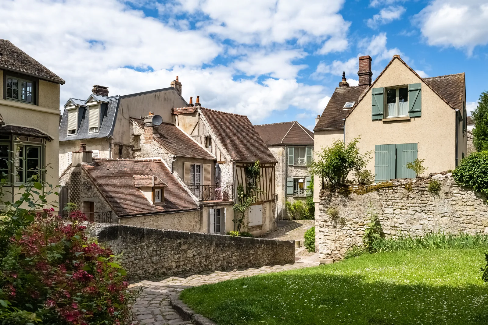 Rachat de crédit banque de france : les toits d'une petite ville française au soleil
