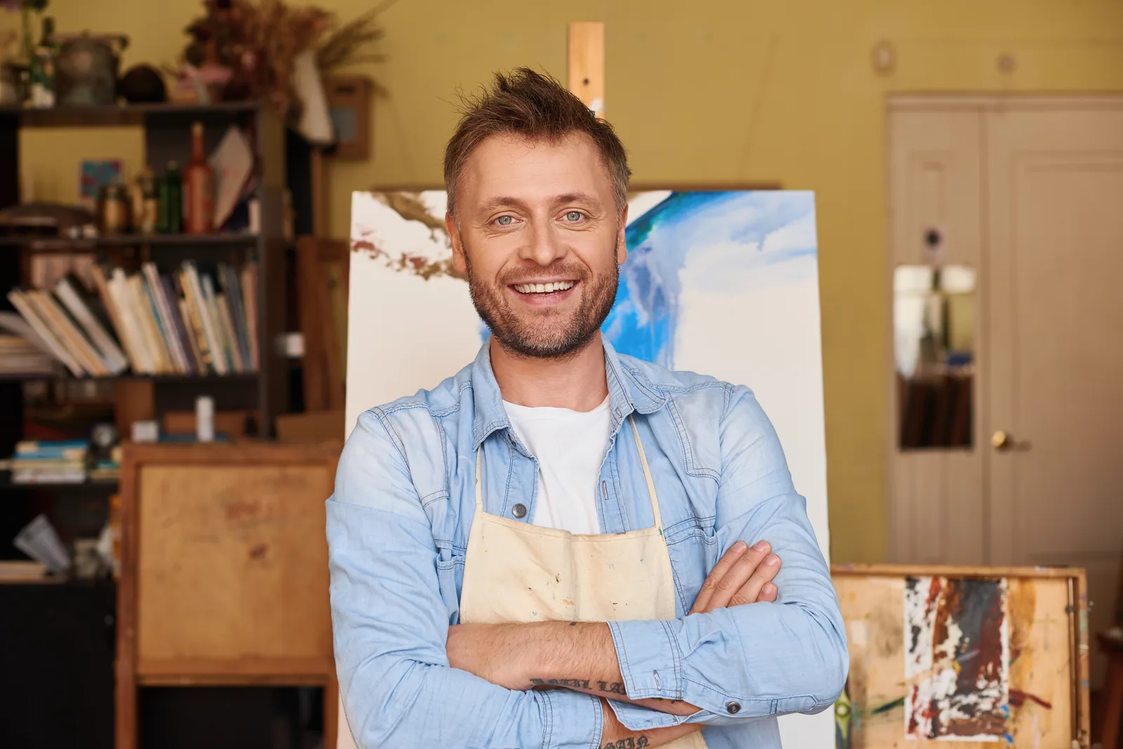 Rachat de crédit refusé : un indépendant souriant dans son atelier
