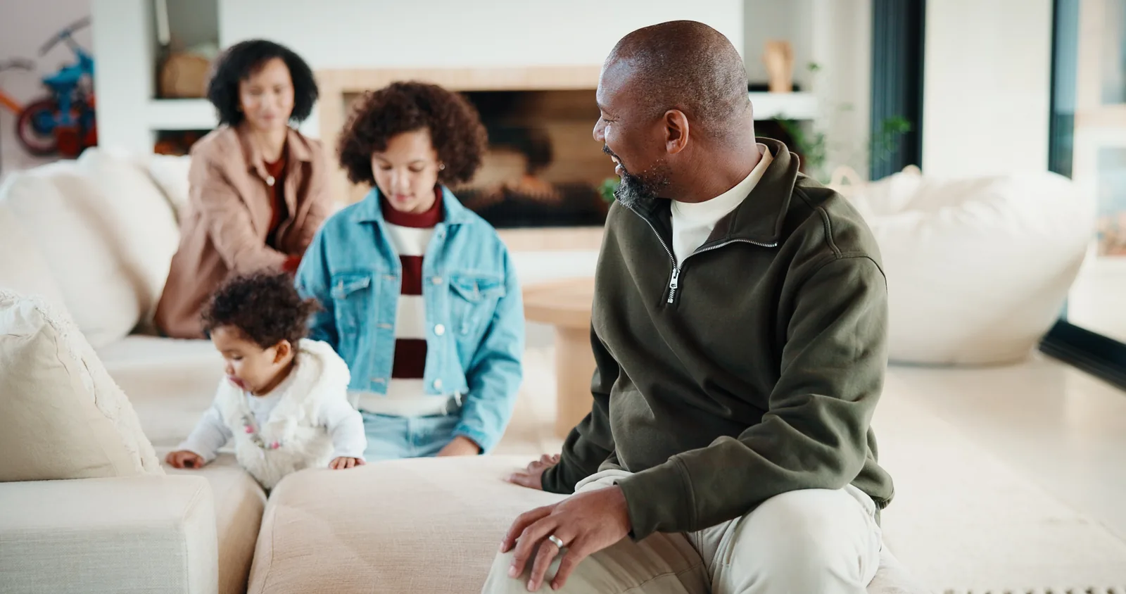 Rachat de crédit sur 144 mois : une famille réunie dans le salon d'une maison lumineuse
